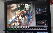 video tai xe taxi cam con nhi khuc choang khach nhat ban gay phan no