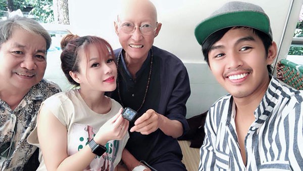 xot xa voi hinh anh gay go cua nghe si le binh sau khi dieu tri ung thu