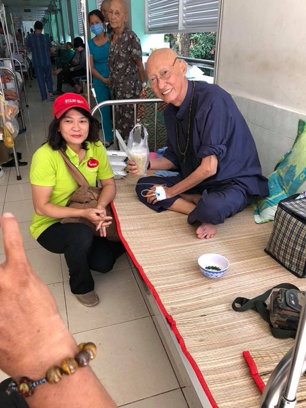 xot xa voi hinh anh gay go cua nghe si le binh sau khi dieu tri ung thu