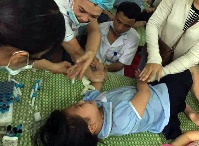 ninh binh hon 250 hoc sinh tieu hoc nhap vien nghi ngo doc