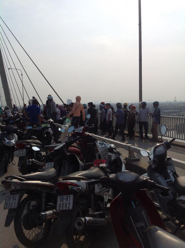 hai phong co gai bat luc nhin ban trai nhay xuong song cam tu tu