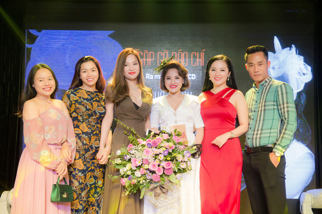 danh ca ngoc son bay ra ha noi chi de chuc mung hoc tro ra album moi