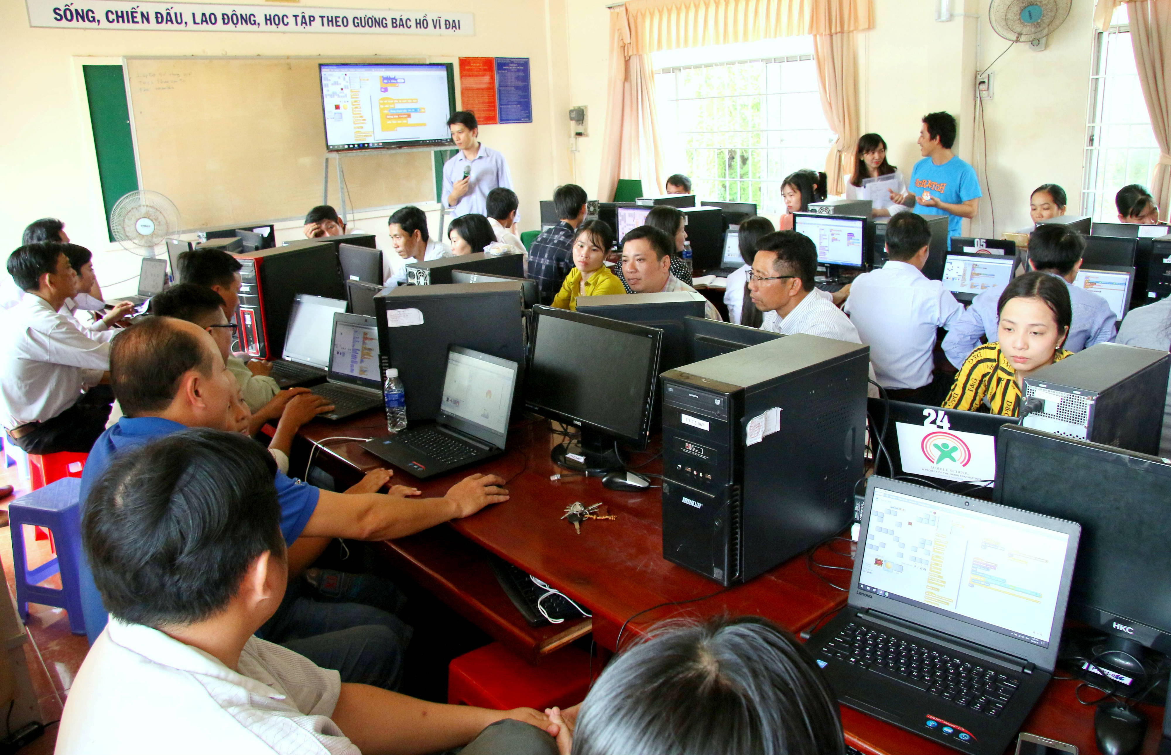 quy dariu tap huan ngon ngu lap trinh cho hon 200 giao vien o dbscl