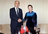 nhung co gai tham bay tho nhi ky tren bau troi viet