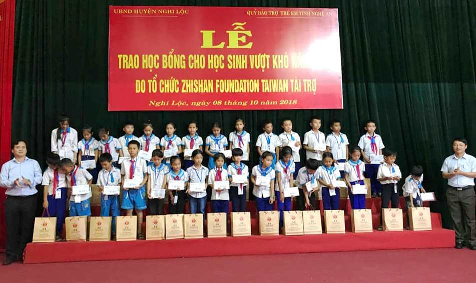 zhishan trao 600 suat hoc bong cho hoc sinh ngheo 5 huyen cua nghe an