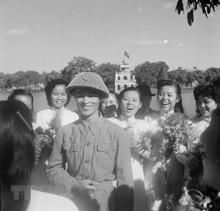 nhan dan xuc dong don doan quan chien thang tro ve ngay giai phong thu do
