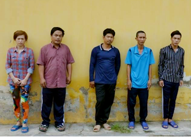 gay roi trat tu cong cong 5 doi tuong bi khoi to