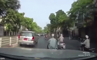 phan ung phi pham cua ninja xe lead khi bi o to huc vao duoi xe khien ca pho phi cuoi