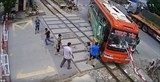 Khen thưởng hai nhân viên gác chắn vụ ô tô lao vào ghi chắn tàu