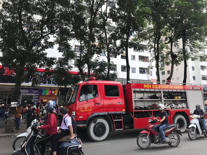 ha noi chay can ho tang 31 chung cu linh dam hang tram cu dan om theo tre nho so tan ra ngoai