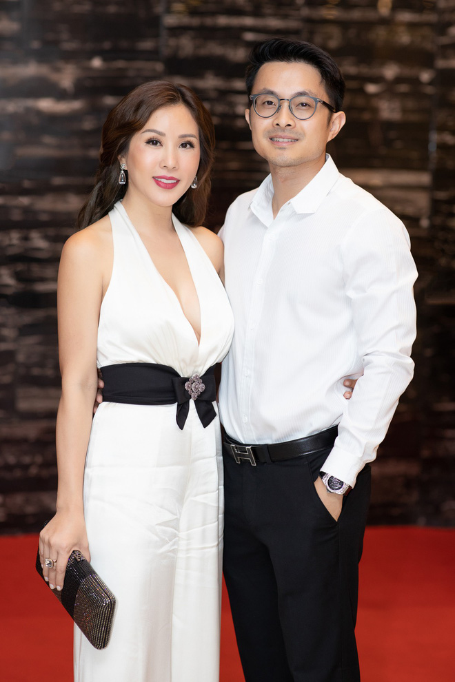 thu hoai thoai mai chup hinh tinh tu cung ban trai kem 10 tuoi