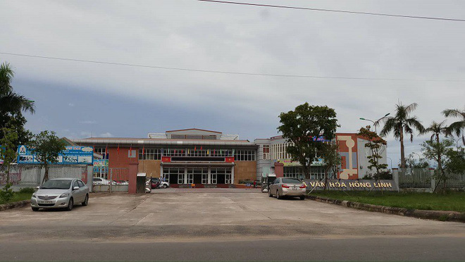 danh nhan vien nhap vien giam doc trung tam van hoa bi cach chuc