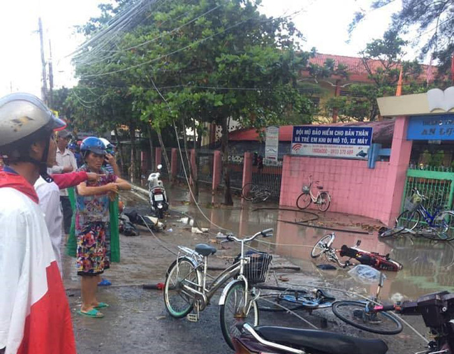 long an thuong tam nhom hoc sinh bi day dien rot trung khi set danh 2 em chet 4 em bi thuong ngay truoc cong truong