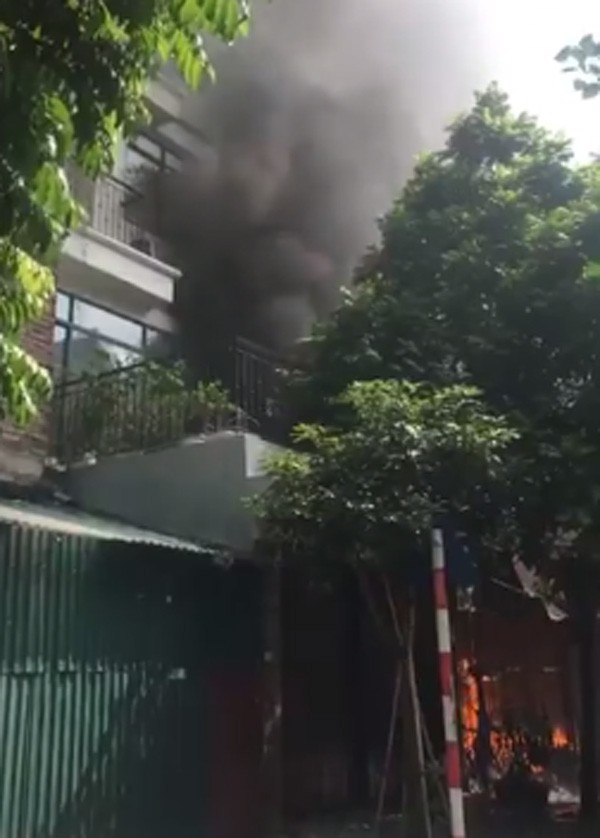 ha noi lua bung chay du doi tai xuong san xuat sofa lan sang nha dan