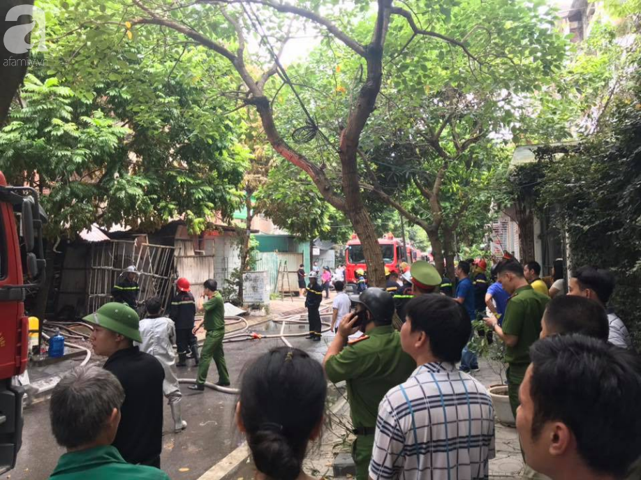 ha noi lua bung chay du doi tai xuong san xuat sofa lan sang nha dan