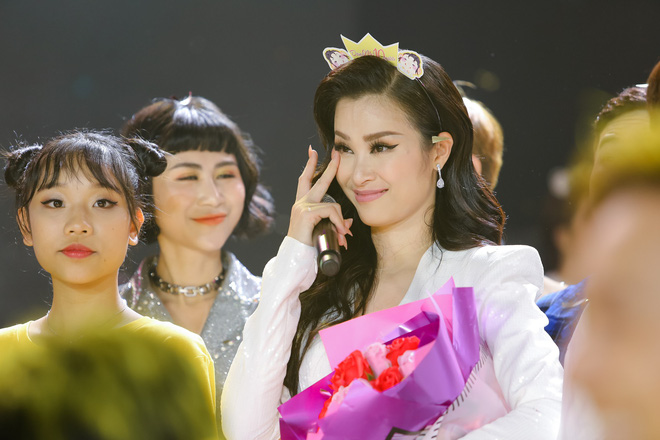 dong nhi bat khoc trong sinh nhat hoanh trang
