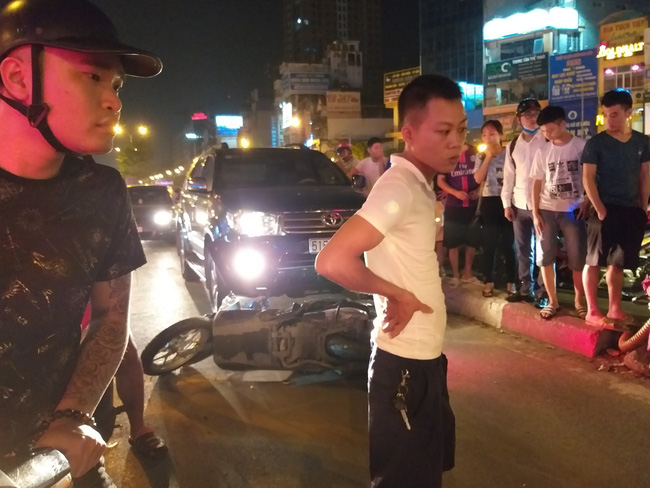 ha noi co gai di xe may bi o to co vuot den do dam trong thuong