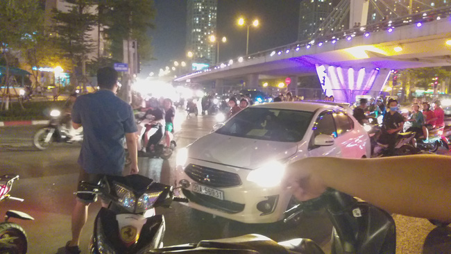 ha noi co gai di xe may bi o to co vuot den do dam trong thuong