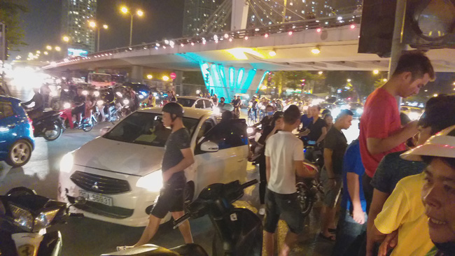 ha noi co gai di xe may bi o to co vuot den do dam trong thuong