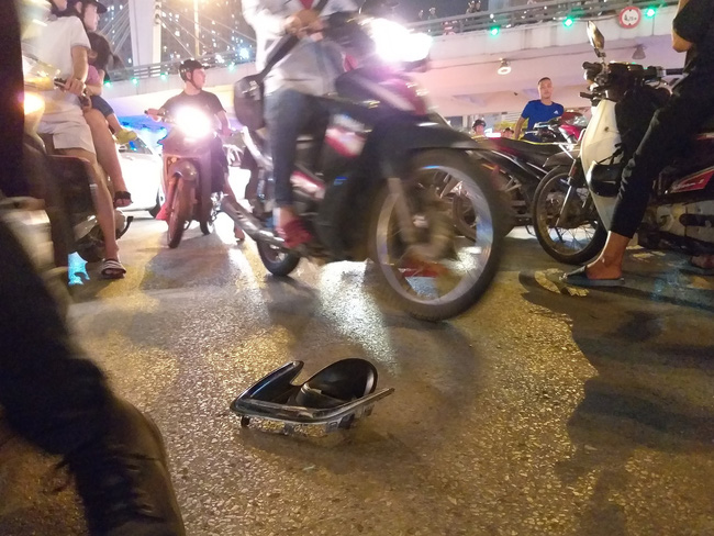 ha noi co gai di xe may bi o to co vuot den do dam trong thuong