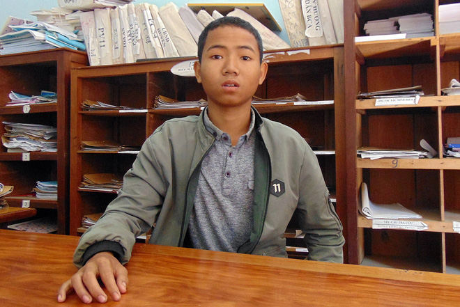 khoi to thieu nien 16 tuoi dam cu ba 82 tuoi de cuop tien di mua mi tom