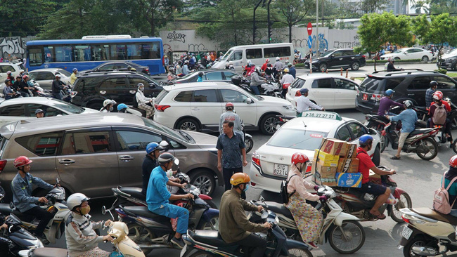 tai xe xe tai lam sap gian giao gay ket xe kinh hoang o ham thu thiem toi khong biet nen cho xe chay tiep