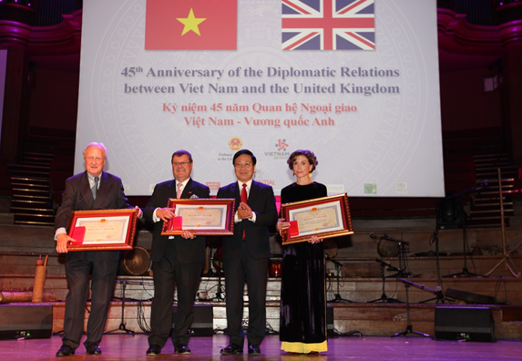 viet nam trao tang huan chuong huu nghi cho giam doc dieu hanh facing the world
