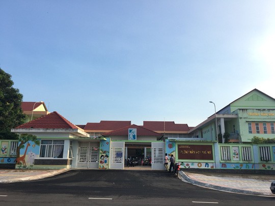 vu phu huynh tan mat chung kien bua com khung khiep hieu truong khoc nghen vi ap luc