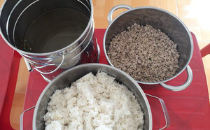 vu phu huynh tan mat chung kien bua com khung khiep hieu truong khoc nghen vi ap luc