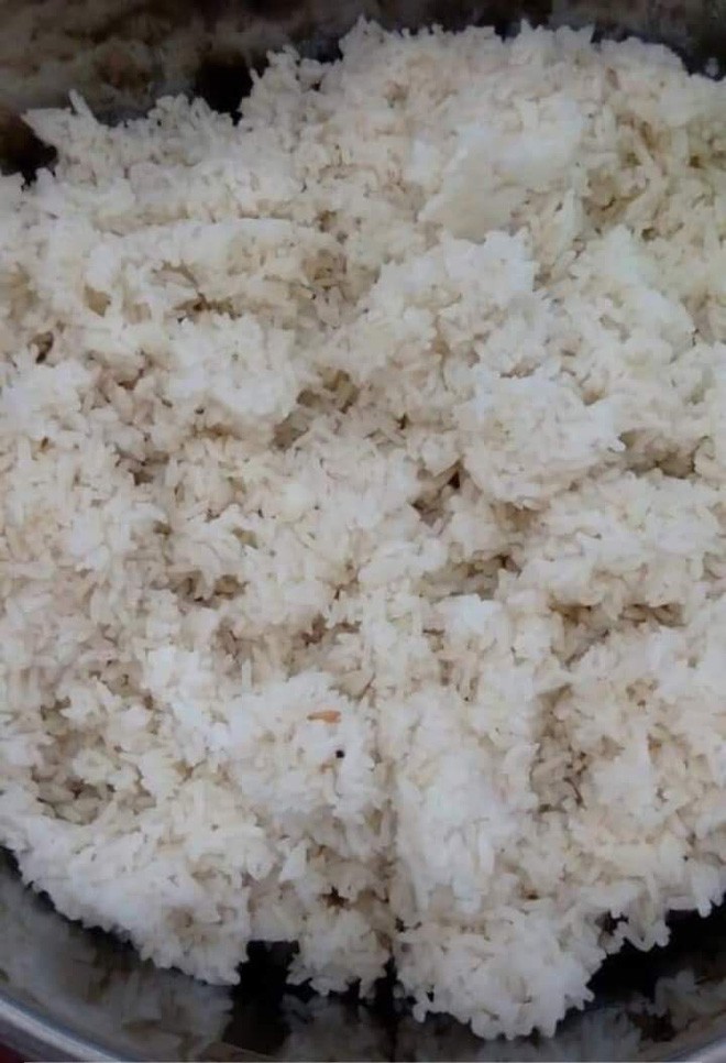vu phu huynh tan mat chung kien bua com khung khiep hieu truong khoc nghen vi ap luc