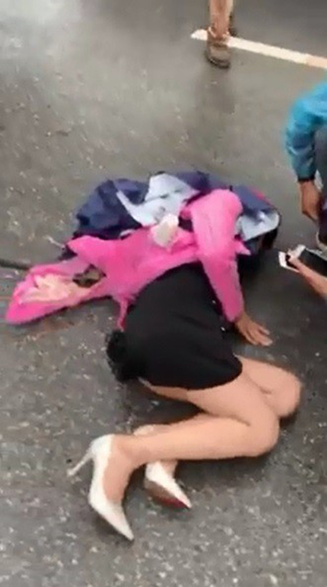 tai xe mo cua bat can khien nguoi phu nu chay xe may bi keo le gan 10m vu tai nan am anh