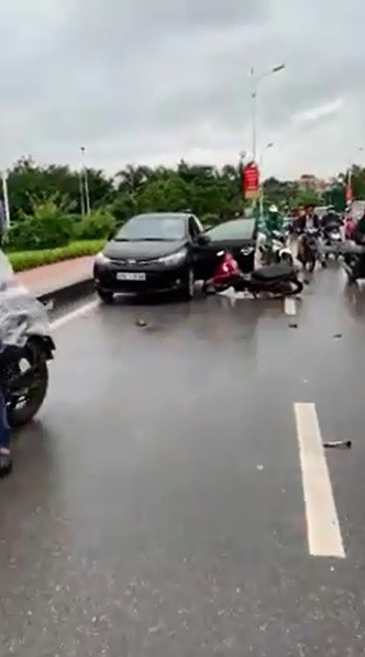 tai xe mo cua bat can khien nguoi phu nu chay xe may bi keo le gan 10m vu tai nan am anh