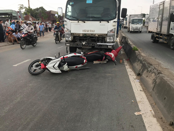 xe tai tong 3 xe may o sai gon 4 nguoi thuong vong
