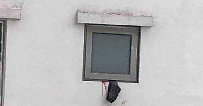 loi khai bat ngo cua ban trai nu sinh nem con qua cua so nha ve sinh