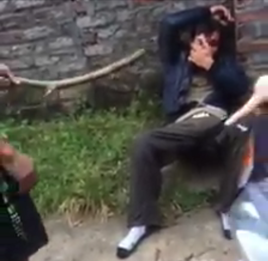 vinh phuc doi tuong trom cho bi dan bat qua tang duoi danh guc ben duong