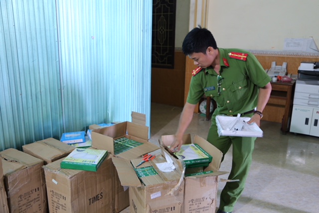 bat giu tai xe chong doi cong an khi van chuyen hang lau o hue