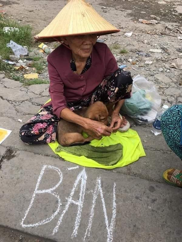 tinh tiet bat ngo phia sau cau chuyen ba cu ngheo o sai gon phai ban cho lay tien chua benh