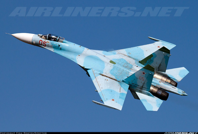 su 27sm nga bi cf 18 canada tom song tren vung troi bien den