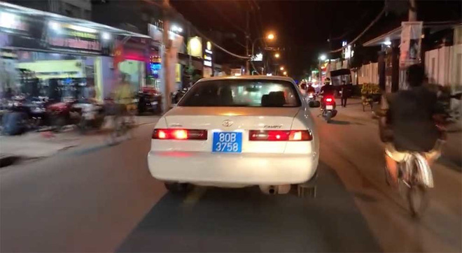 xac minh clip xe bien xanh cho phu nu tre em bat den uu tien bam coi inh oi tren duong pho sai gon