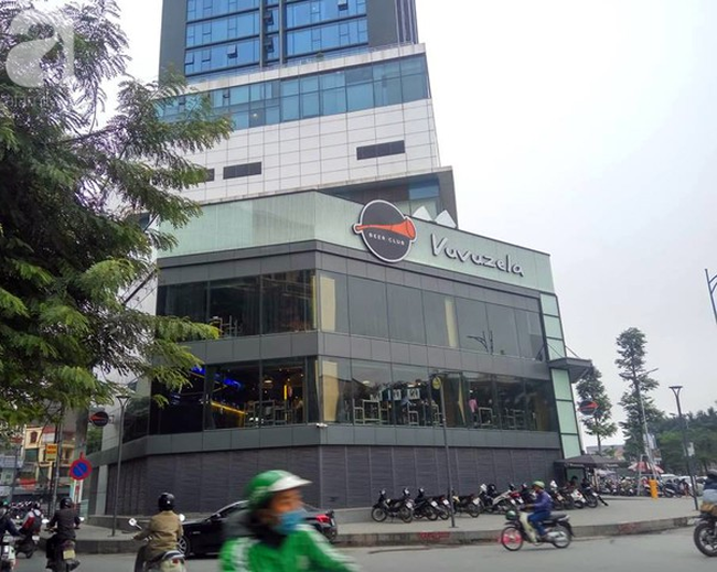 ha noi nghi van nu nhan vien toa nha bi cu dan lang ma do nuoc len nguoi duoi tang ham