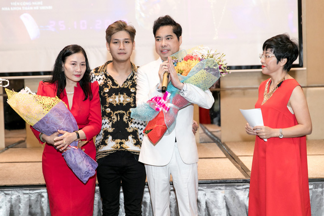 ngoc son an mac banh bao toi chuc mung con nuoi ra san pham moi
