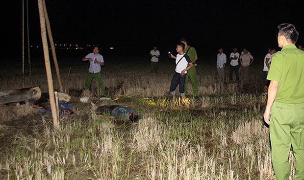 nong dung cot vien thong giua canh dong 4 nguoi bi dien giat tu vong