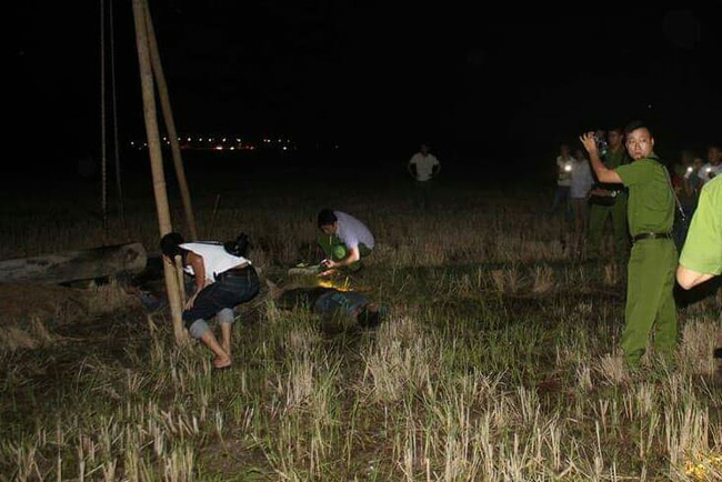 nong dung cot vien thong giua canh dong 4 nguoi bi dien giat tu vong