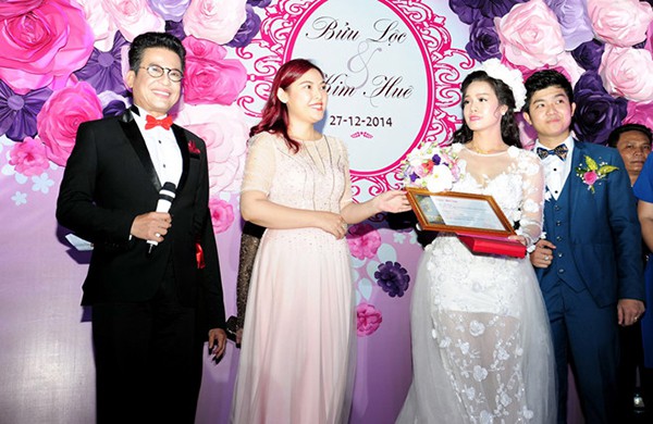 dam cuoi nhat kim anh co dau ngat xiu lien tuc mat dien trong thoi khac quan trong