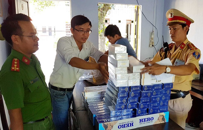 csgt hue thu giu 900 goi thuoc la ngoai tren xe buyt hoang duc
