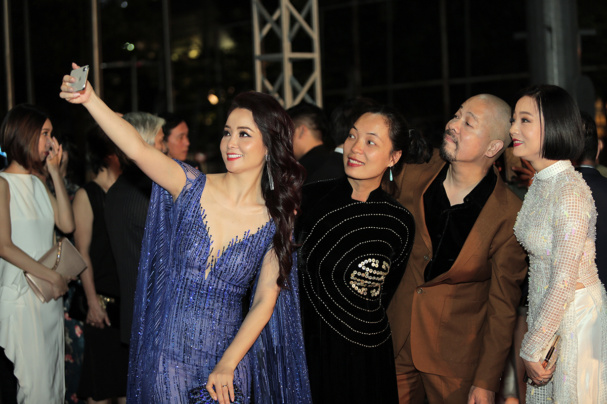 ngo thanh van nen na trong ta ao dai truyen thong tai lien hoan phim quoc te ha noi