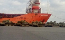 video xe tang t 72 cua nga bat ngo bi bao vay o can cu quan su my