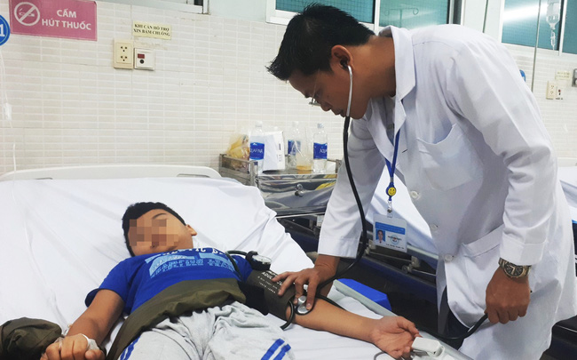 tphcm 26 tre nhap vien cap cuu sau khi an banh mi cha bong ga luc di le nha tho