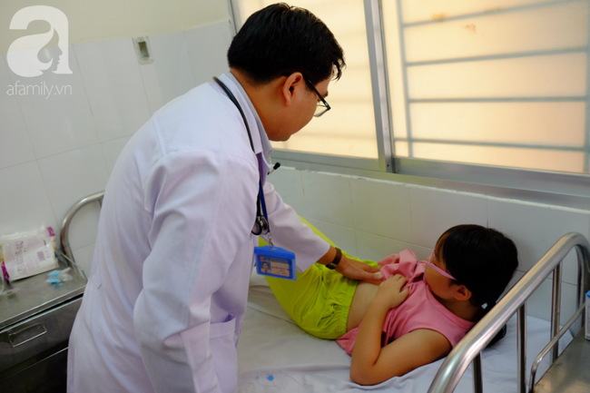 vu 49 tre em 6 nguoi lon nghi ngo doc sau khi an banh mi cua hang banh mi khong dam bao ve sinh
