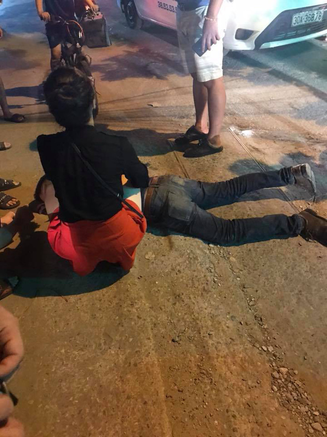 clip hien truong tai xe bi ban sung dan cao su vao bung ke gay hoa can o to len nan nhan bo chay